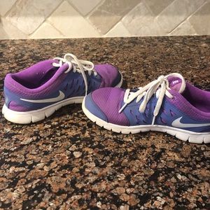 Youth girl’s size 3 nike sneakers